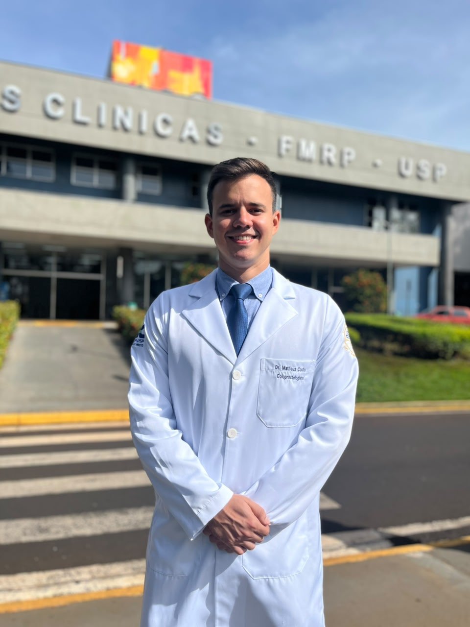 Dr. Matheus Couto em frente ao Hospital das Clínicas da FMRP-USP, Ribeirão Preto